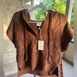 Universal Thread Women's V-Neck Sleeveless Sweater in Brown / Rust Color. NWT